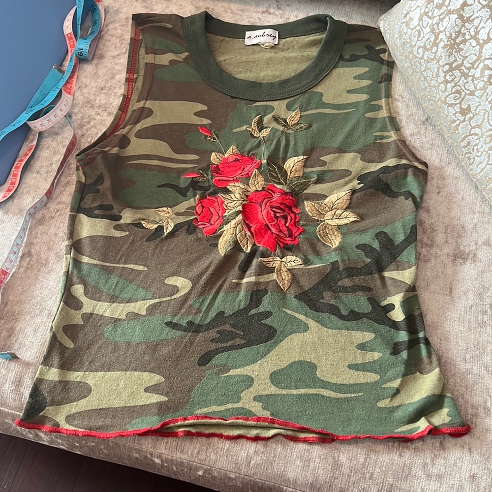 👌👌 Aubrey tank camo top with floral design size S 👌👌